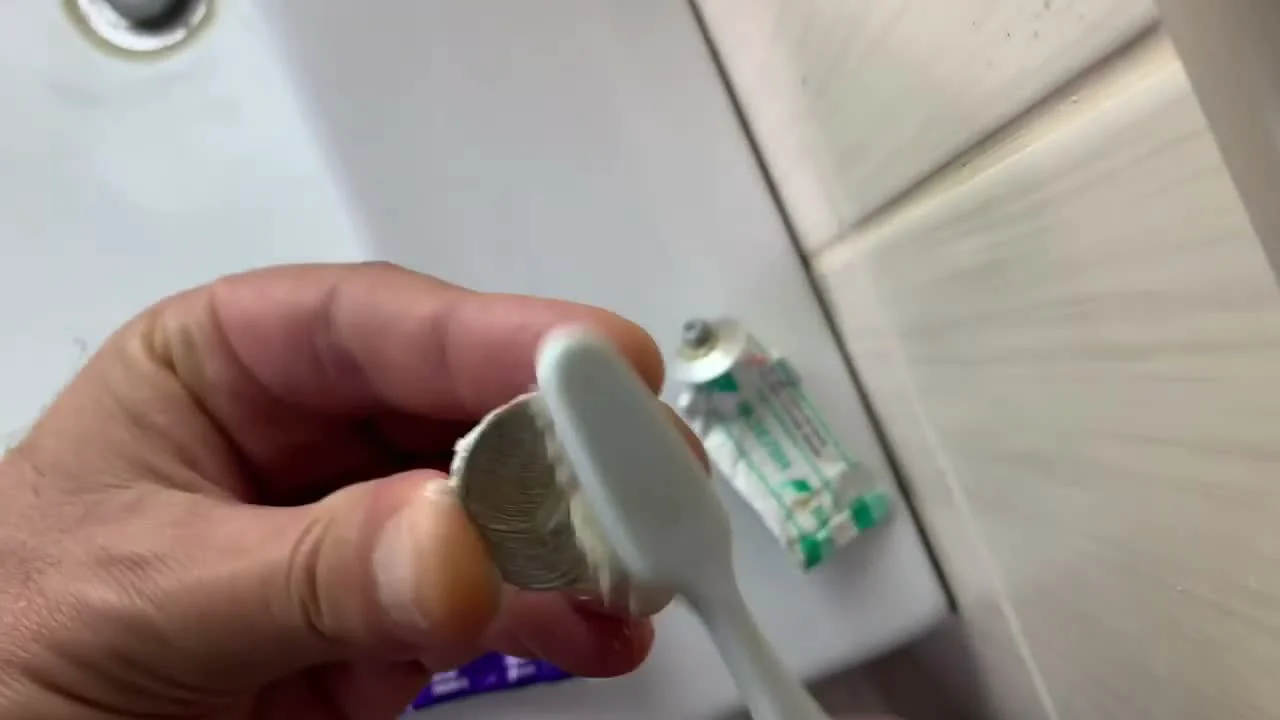 Метод №1: Чистка с помощью пасты и вазелина